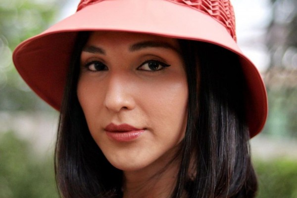 5 Fesyen Dena Rachman Pakai Outfit Casual, Cocok Buat Jalan Santai!