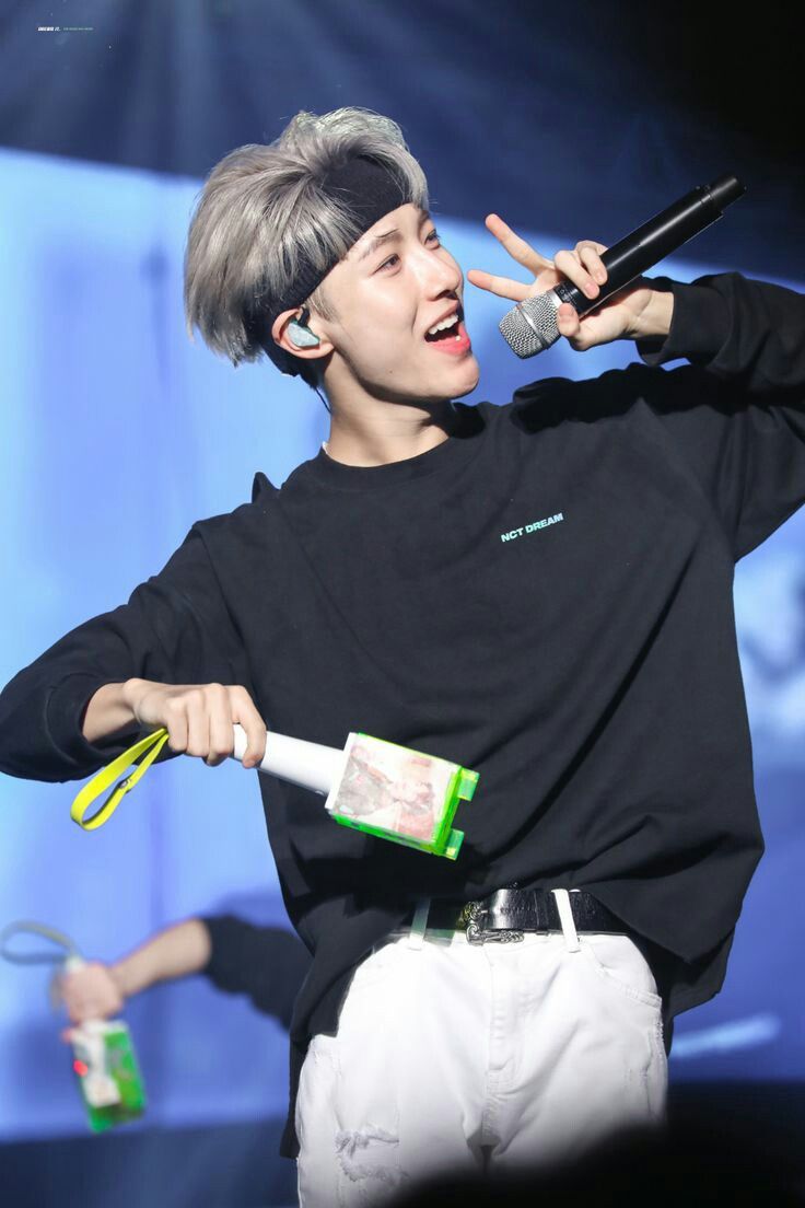 10 Bukti Pesona Renjun NCT Saat Nyanyi di Atas Panggung