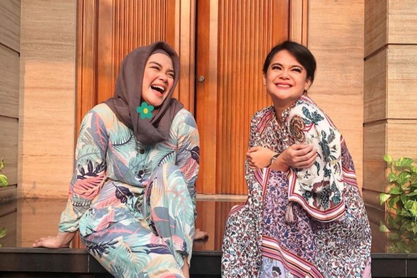 Bak Putri Kembar, 10 Potret Kebersamaan Penyanyi Sheza dan Shezy Idris