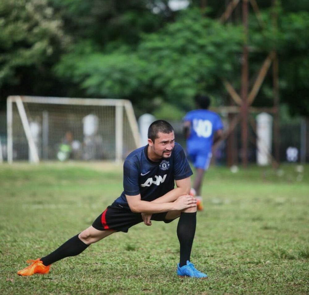 Piawai Berakting, 9 Potret Gagah Reza Pahlevi saat Bermain Sepak Bola