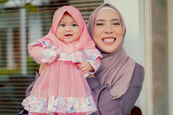 10 Potret Imut Sada Amina Buah Hati Fitri Tropica Saat Kenakan Hijab