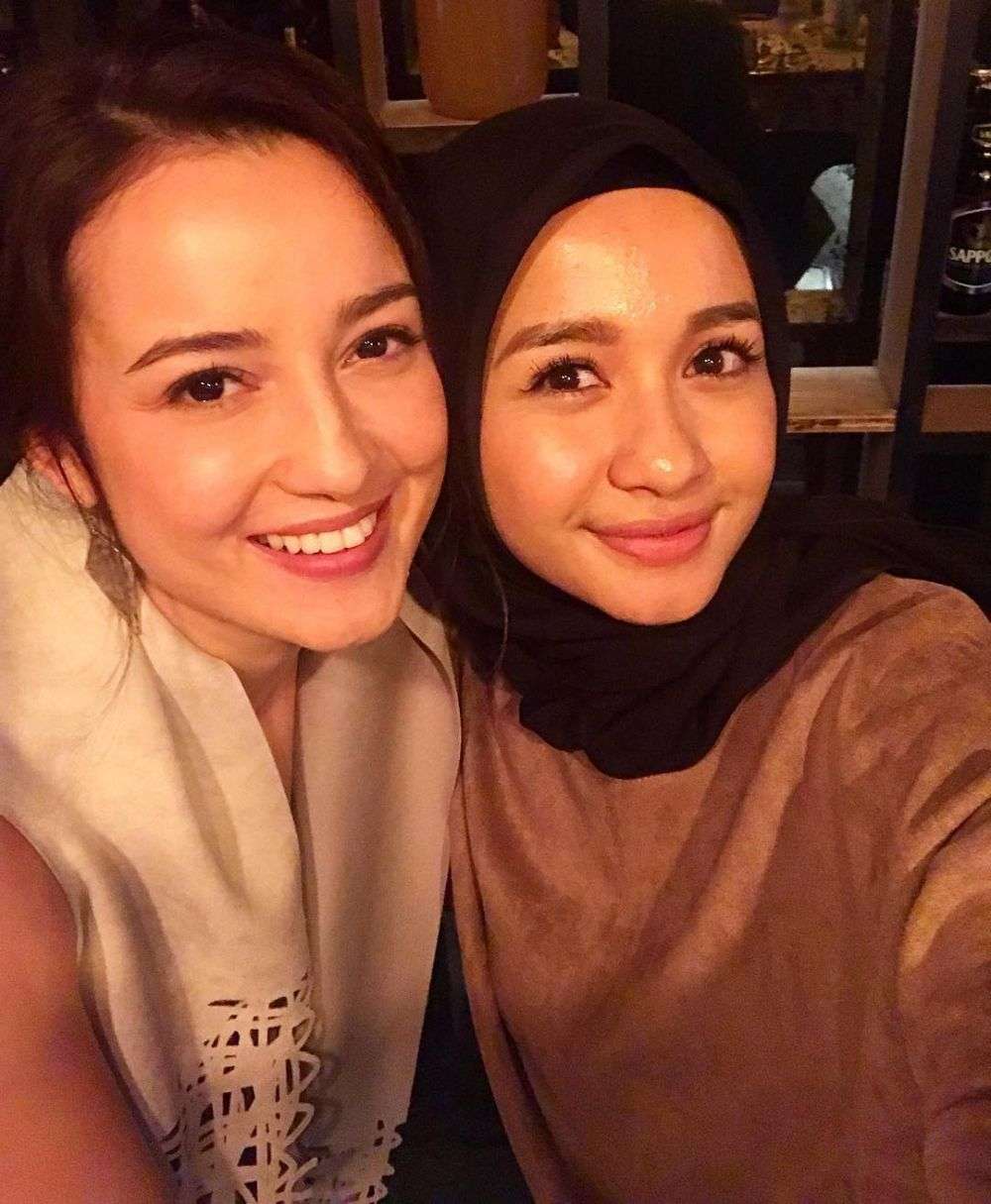 Bersahabat, 9 Potret Kedekatan Julie Estelle Dan Laudya Cynthia Bella