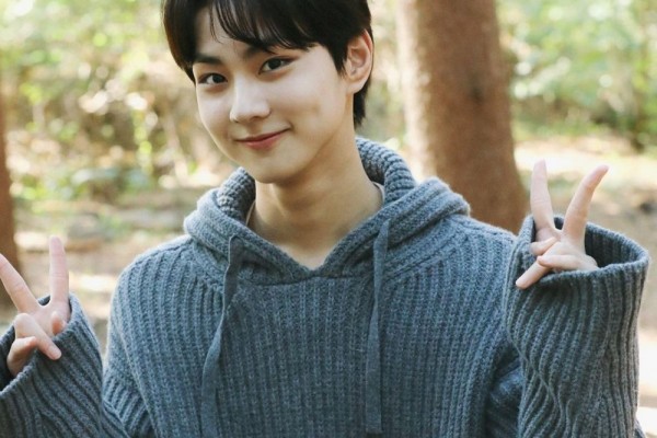 9 Potret Jungwon, Leader ENHYPEN dengan Lesung Pipi Menggemaskan