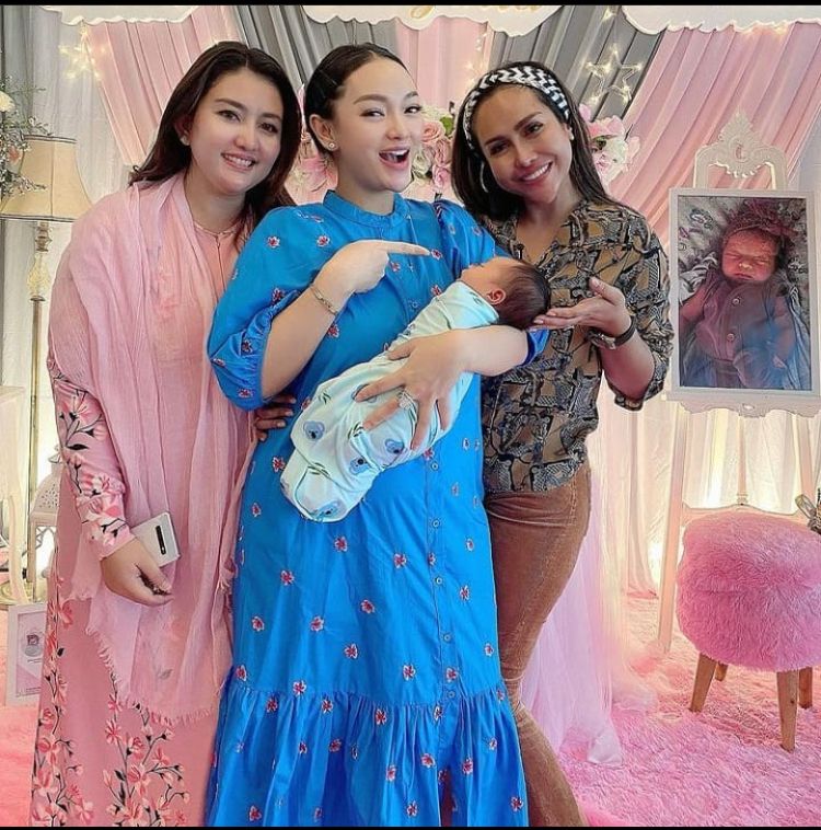 Bernuansa Serba Pink! 10 Momen Aqiqah Arsila, Putri Zaskia Gotik