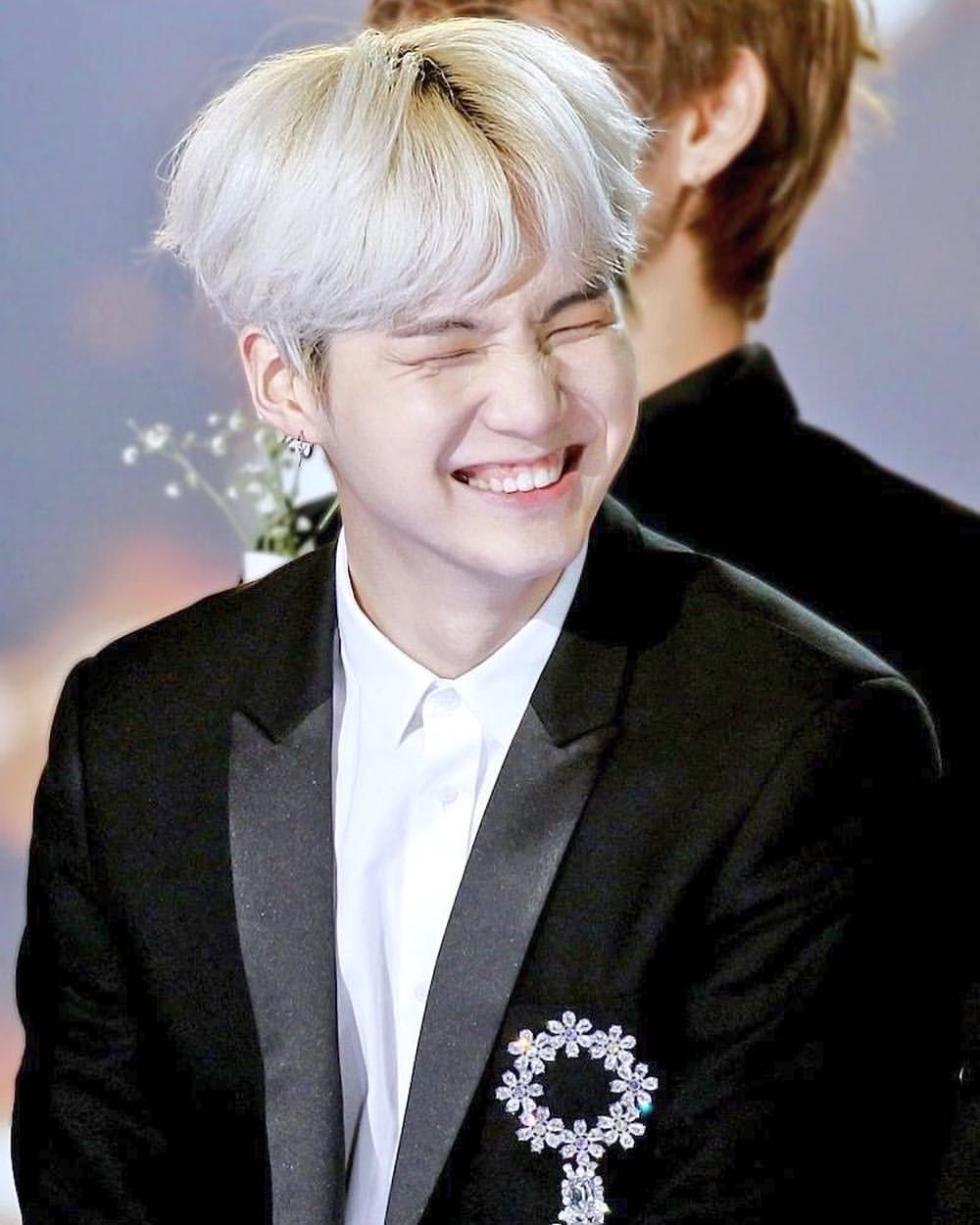 Rehat Karena Sakit, 9 Potret Gemas Suga BTS yang ...