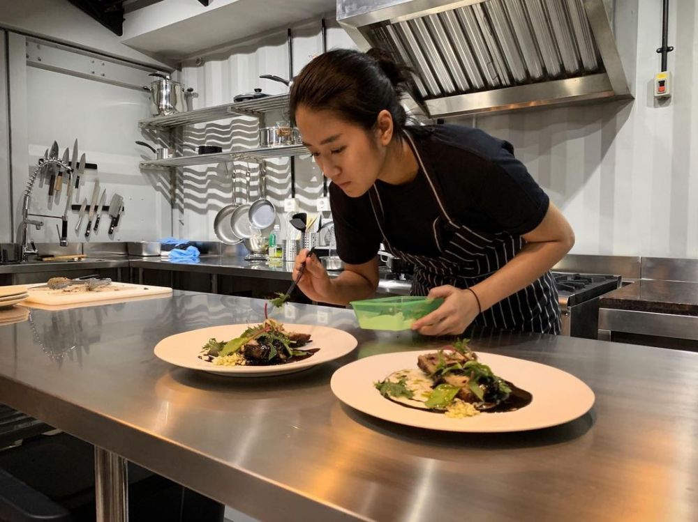 Jadi Sorotan! 9 Potret Adu Gaya Juri MasterChef Memasak di Dapur