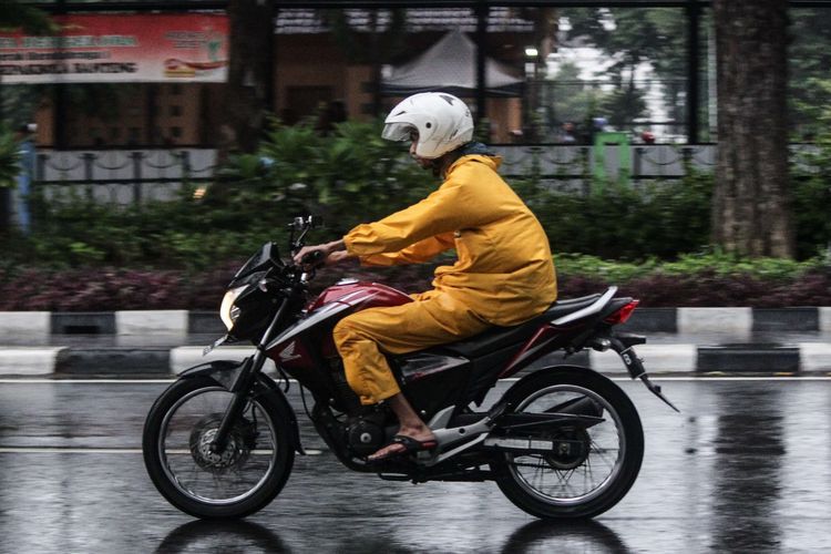 Begini Cara Aman Berkendara Sepeda Motor saat Musim Hujan