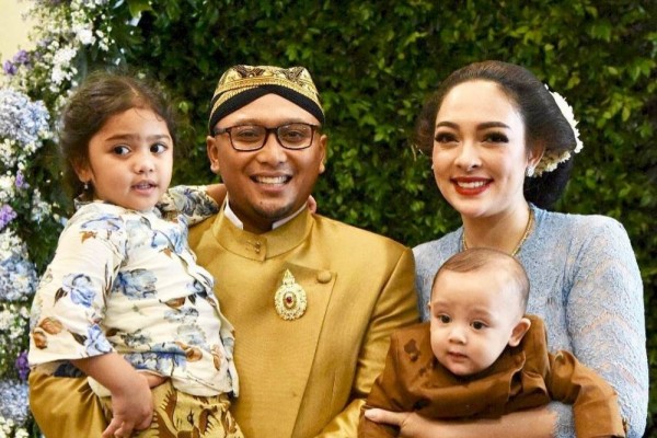 Anniversary 8 Tahun Pernikahan, 10 Potret Dokter Reisa dan Suami!