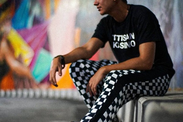 Style Streetwear ala Adipati Dolken, Pengin Sontek yang Mana?
