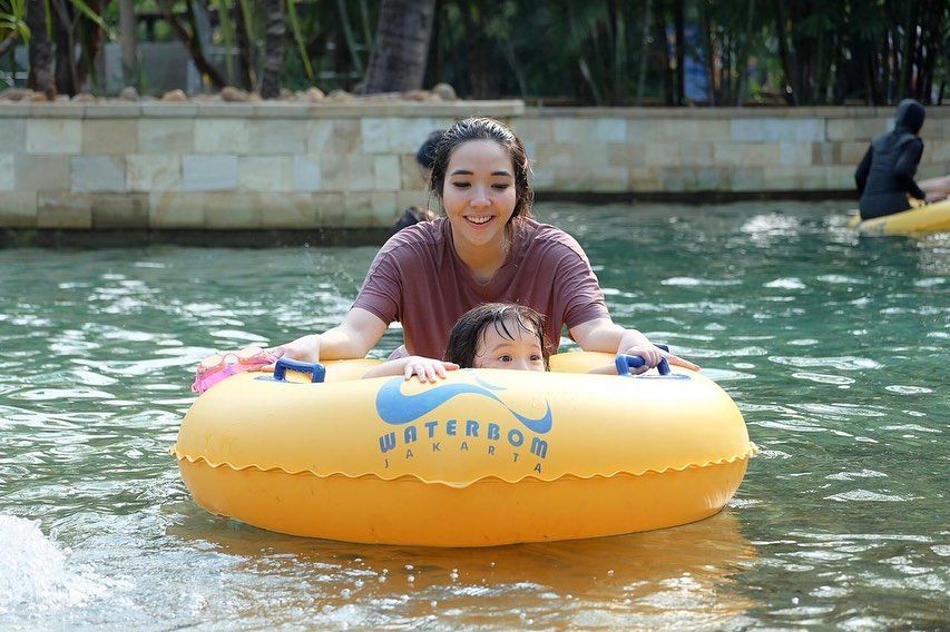 Serunya Main Air di Kolam Renang, 9 Potret Memesona Gisella Anastasia