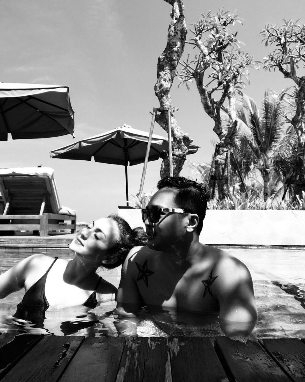 10 Potret Mesra Artis Bareng Pasangan di Kolam Renang, Romantis Abis!