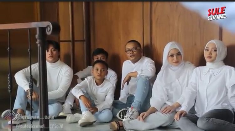 Diduga Prewed, 10 Gaya Pemotretan Sule dan Nathalie yang Mesra Abis