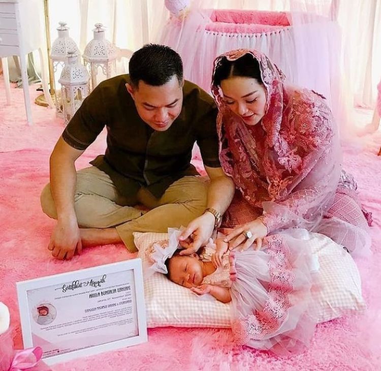 Bernuansa Serba Pink! 10 Momen Aqiqah Arsila, Putri Zaskia Gotik