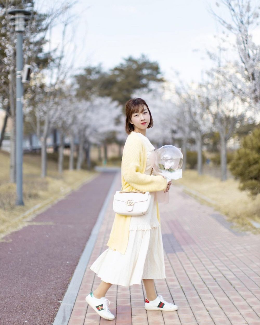 10 Inspirasi Outfit Nuansa Kuning Sunny Dahye, Cerah dan Fresh Abis!