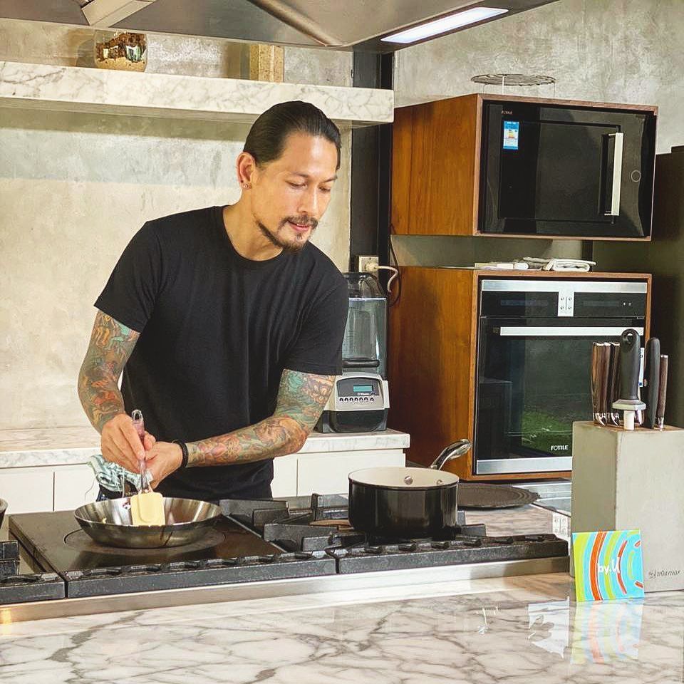 Jadi Sorotan! 9 Potret Adu Gaya Juri MasterChef Memasak di Dapur