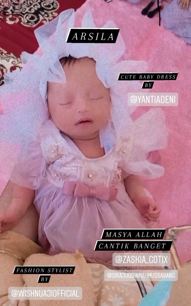 Bernuansa Serba Pink! 10 Momen Aqiqah Arsila, Putri Zaskia Gotik