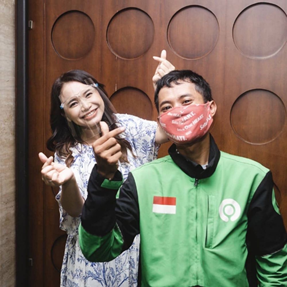 Ramah dan Tidak Sombong! 10 Potret Artis Bareng Abang Ojol