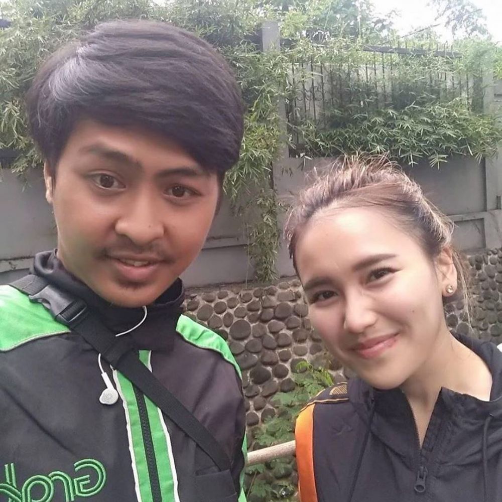Ramah dan Tidak Sombong! 10 Potret Artis Bareng Abang Ojol