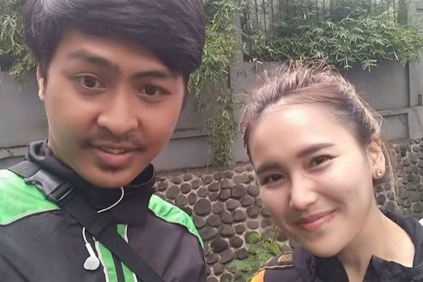 Ramah dan Tidak Sombong! 10 Potret Artis Bareng Abang Ojol