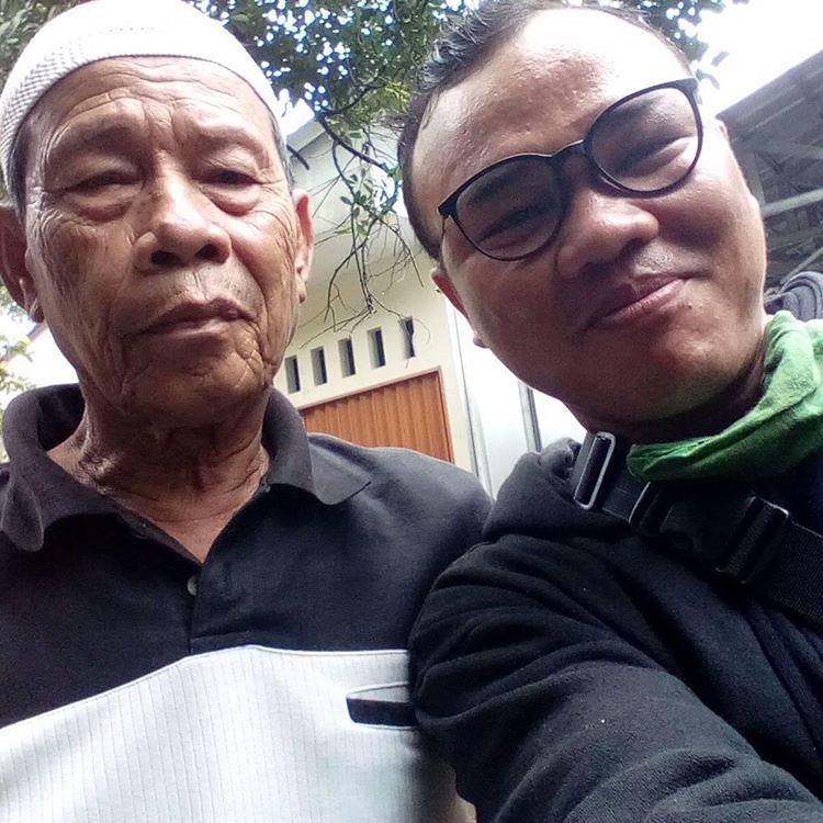 Ramah dan Tidak Sombong! 10 Potret Artis Bareng Abang Ojol