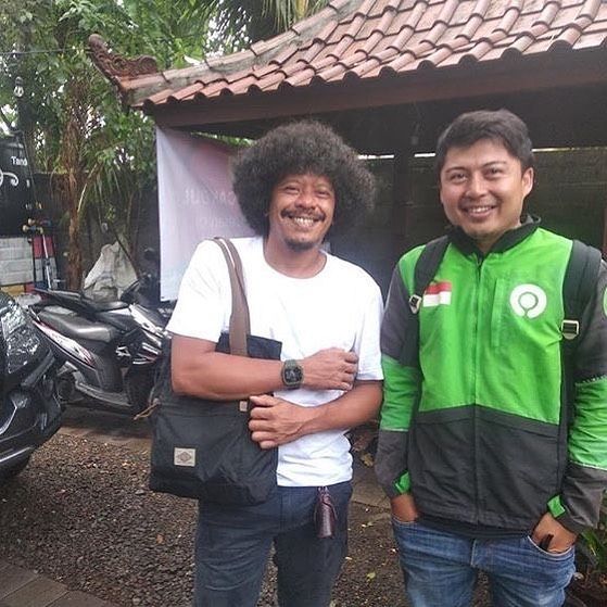 Ramah dan Tidak Sombong! 10 Potret Artis Bareng Abang Ojol