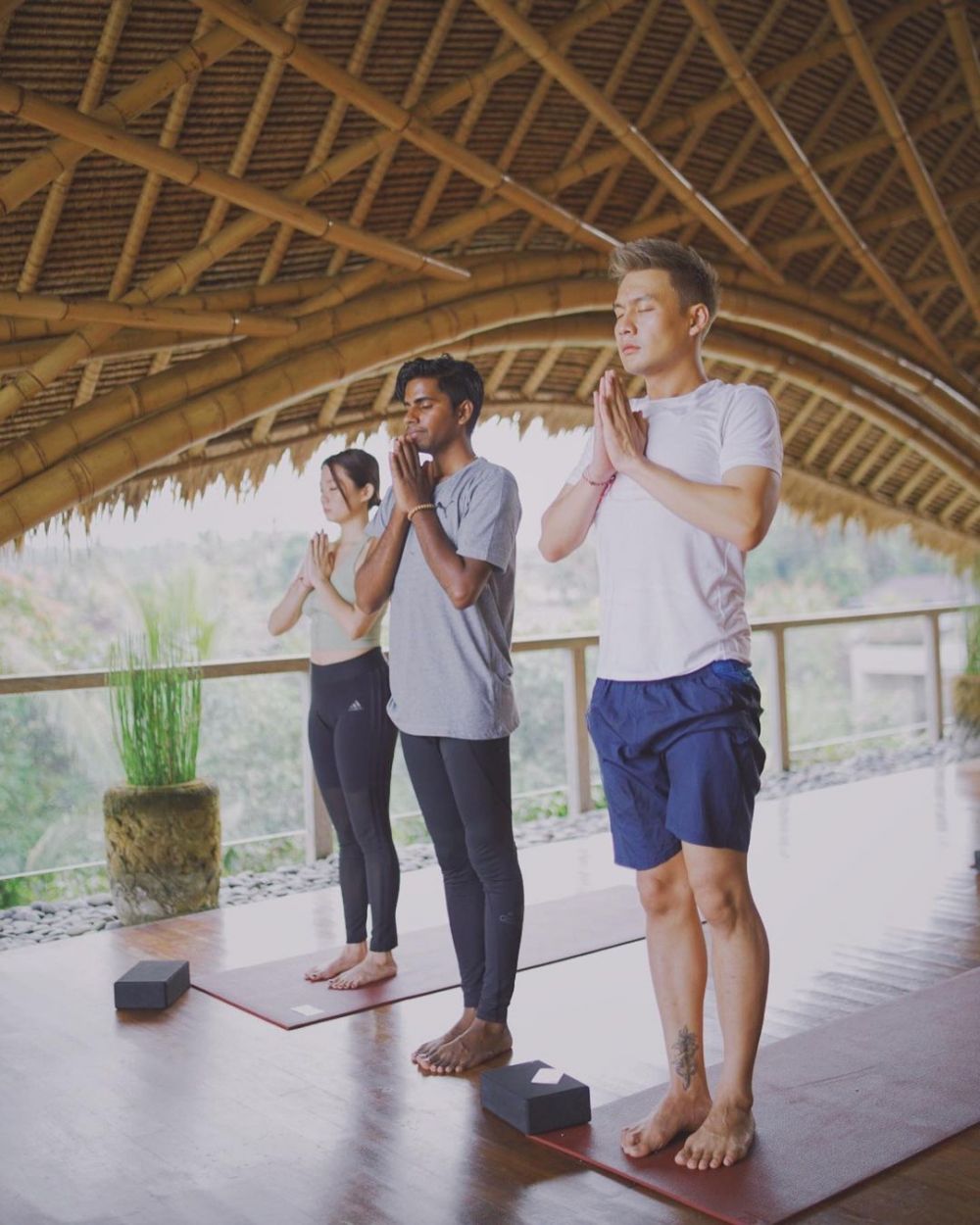 10 Foto Bugar Fendy Chow dan Istri Saat Olahraga, dari Yoga ke Jogging