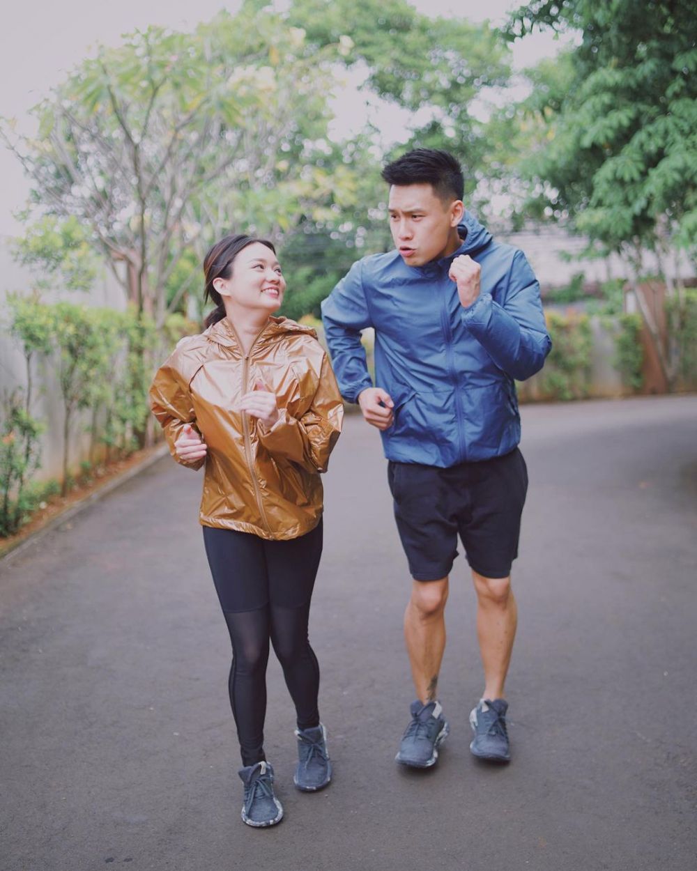 10 Foto Bugar Fendy Chow dan Istri Saat Olahraga, dari Yoga ke Jogging