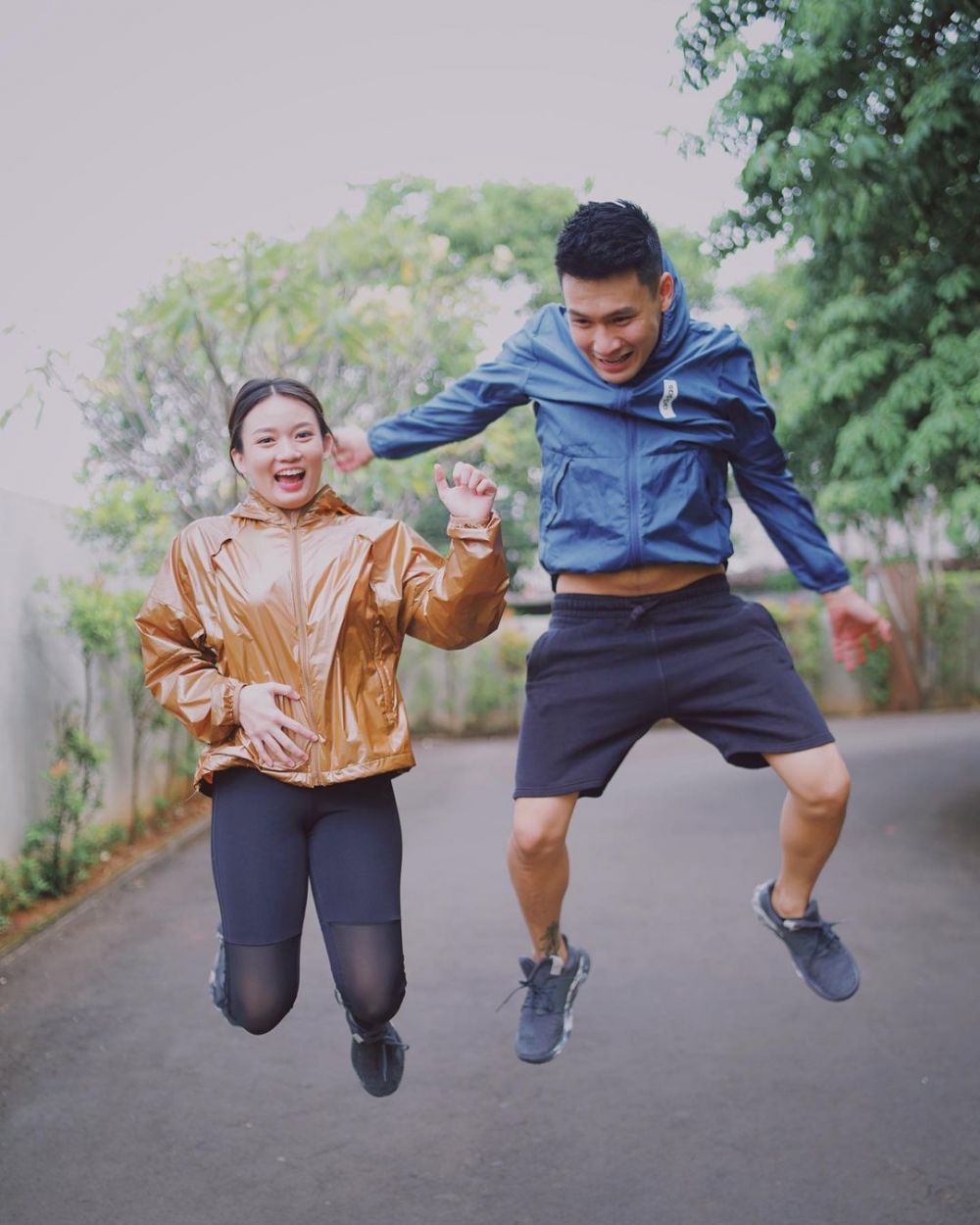 10 Foto Bugar Fendy Chow dan Istri Saat Olahraga, dari Yoga ke Jogging