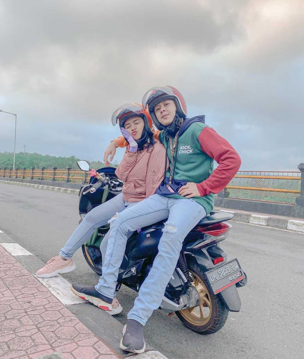 10 Rekomendasi Outfit Hangout ala Ayu Puspa, Selebgram Hits Asal Bali