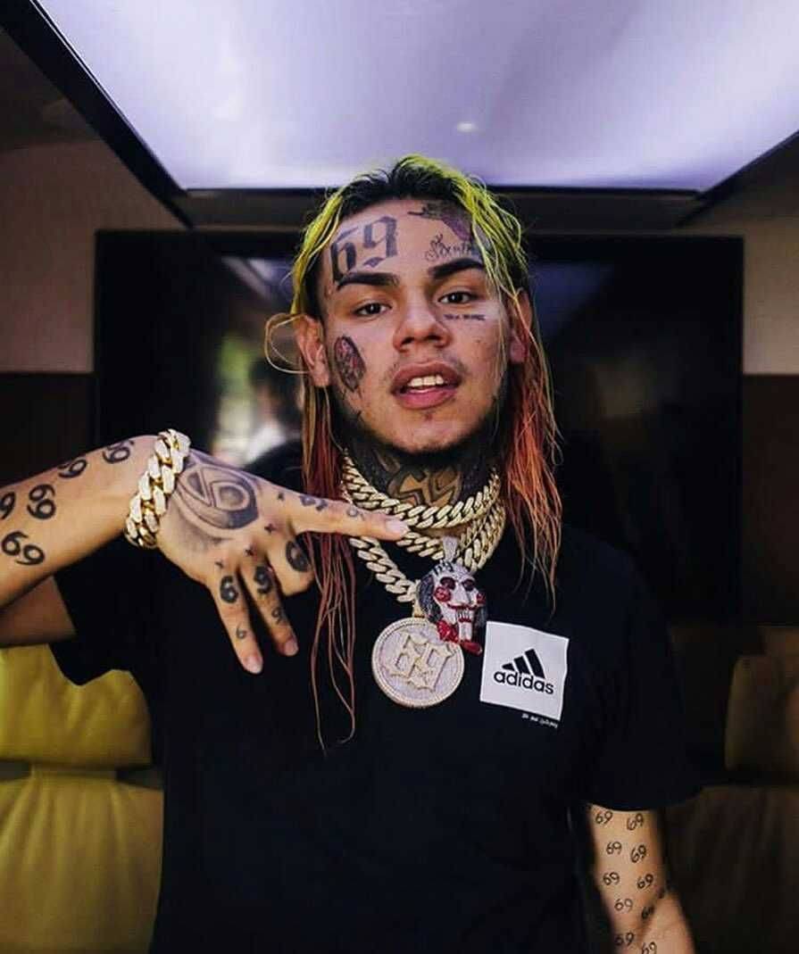 9 Potret Tekashi 6ix9ine, Rapper Dengan Rambut Pelanginya Yang Ikonik