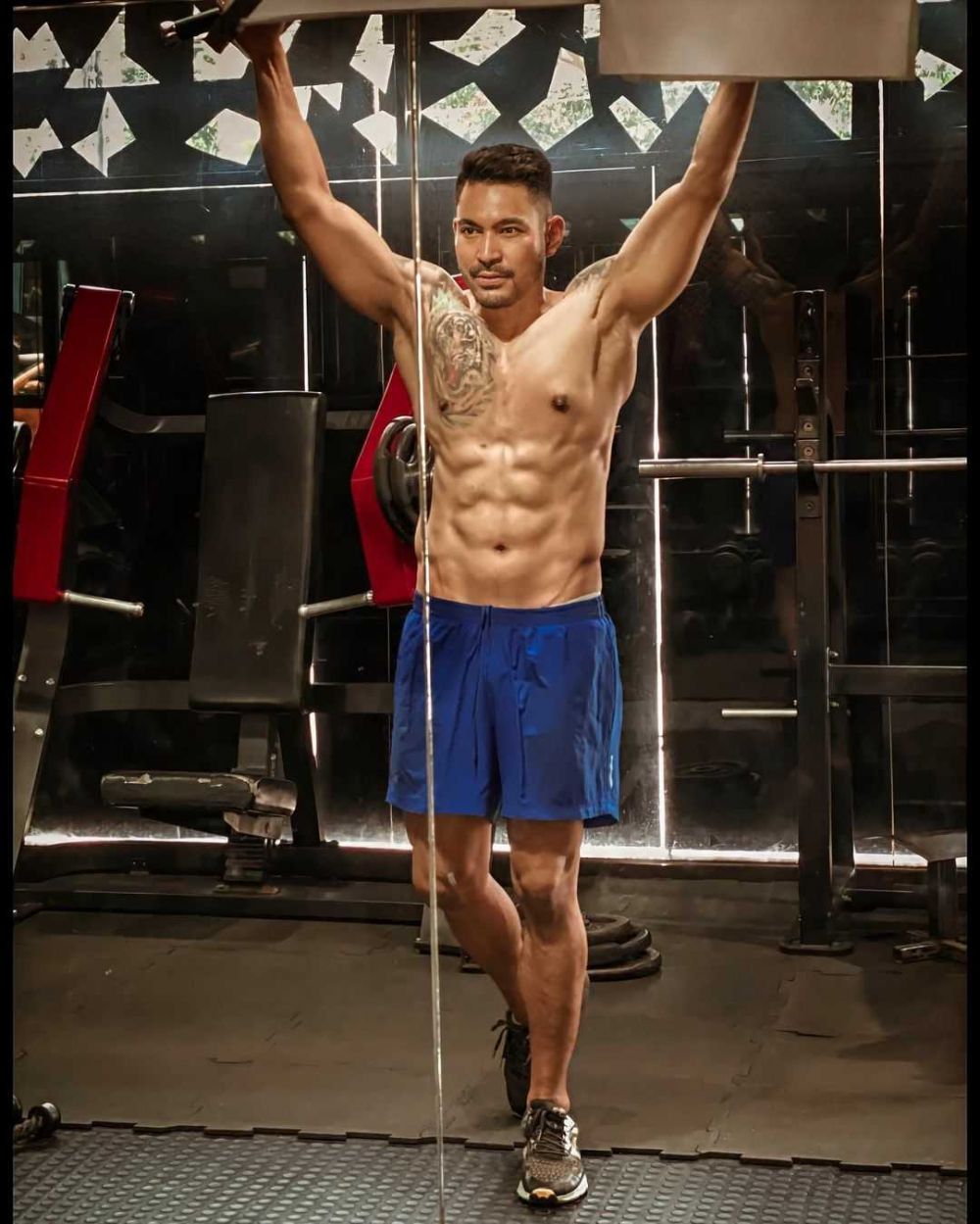Potret Arya Saloka dan 8 Artis Pria Pamer Otot di Gym, Bikin Deg-degan