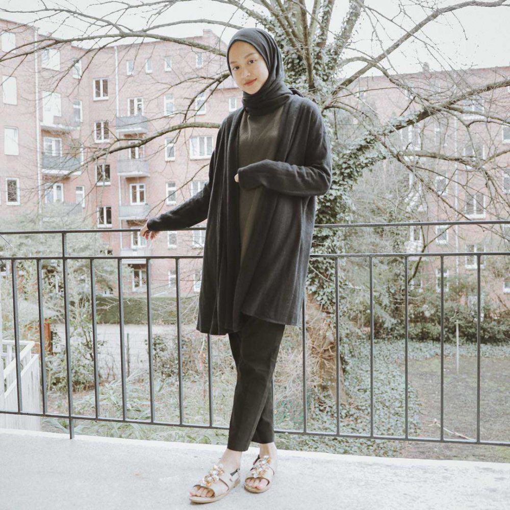 9 Inspirasi OOTD Hijab Serba Hitam, Ada Kebaya Nih