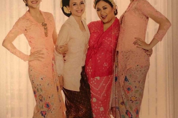 Awet Muda di Usia 60 Tahun, 10 Potret Ibunda Sherina, Seorang Balerina