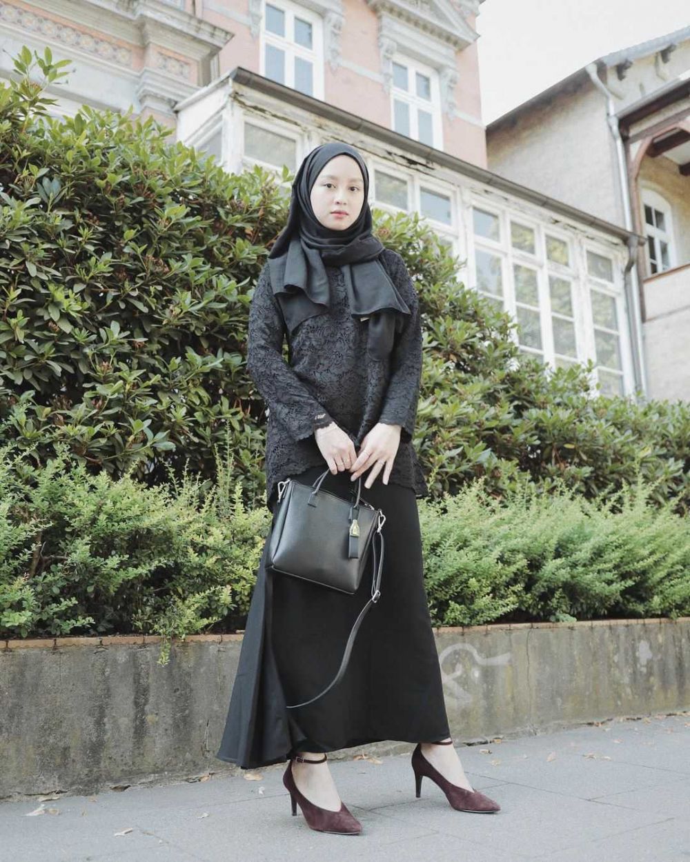 9 Inspirasi OOTD Hijab Serba Hitam, Ada Kebaya Nih