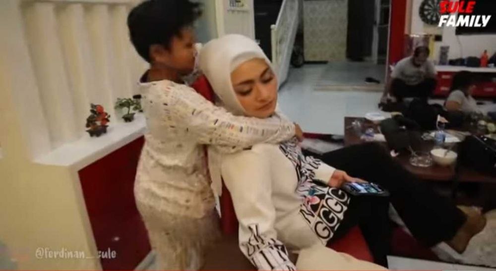9 Potret Nathalie Holscher Setelah Dinikahi Sule, Makin Rajin di Dapur