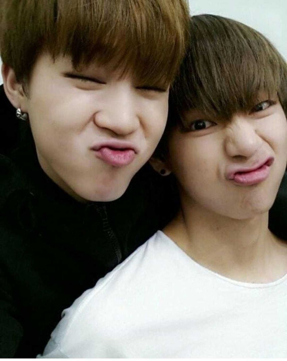 10 Potret Selfie Kocak V Bareng Jimin BTS, Menghibur Para ARMY! 