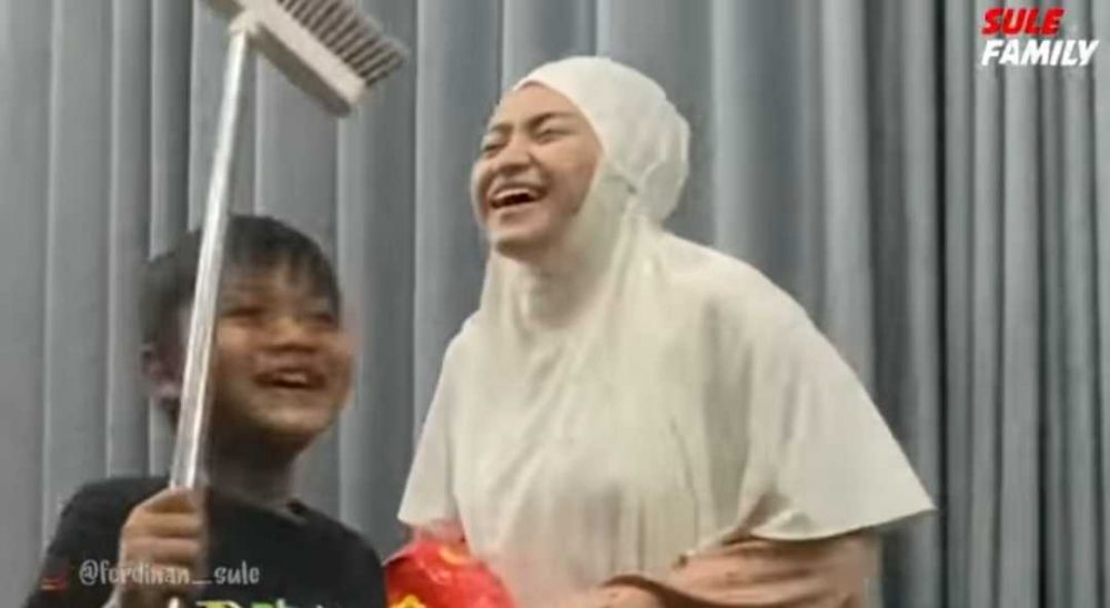 9 Potret Nathalie Holscher Setelah Dinikahi Sule, Makin Rajin di Dapur