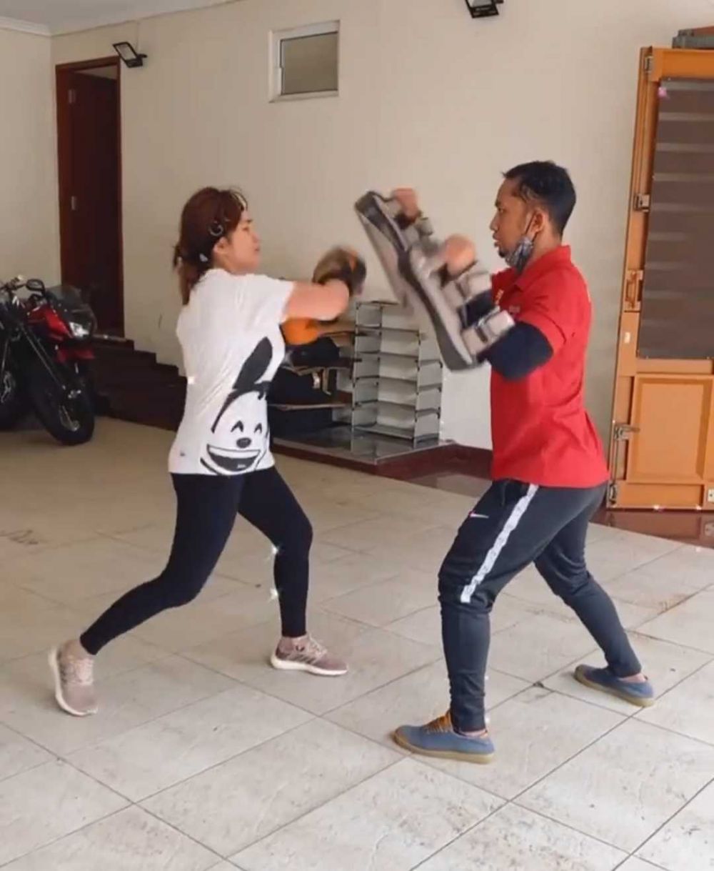 9 Potret Aktivitas Angela Lee Pasca Menikah, Jago Ngulek Sambal