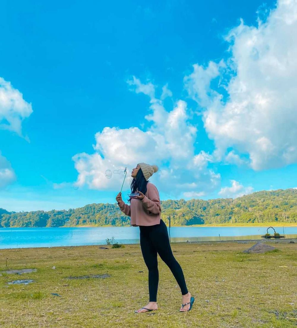 10 Rekomendasi Outfit Hangout ala Ayu Puspa, Selebgram Hits Asal Bali