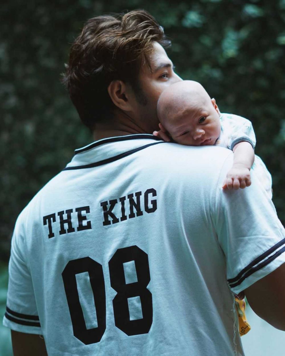 Family Man Banget! 10 Potret Hangat Ammar Zoni Momong Baby Air Rumi