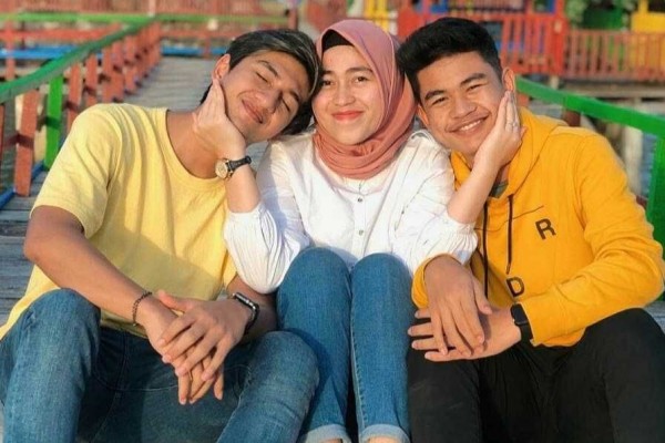 Berapa Umur Harris Vriza - 8 Potret Rosa Febirandi Adik Harris Vriza