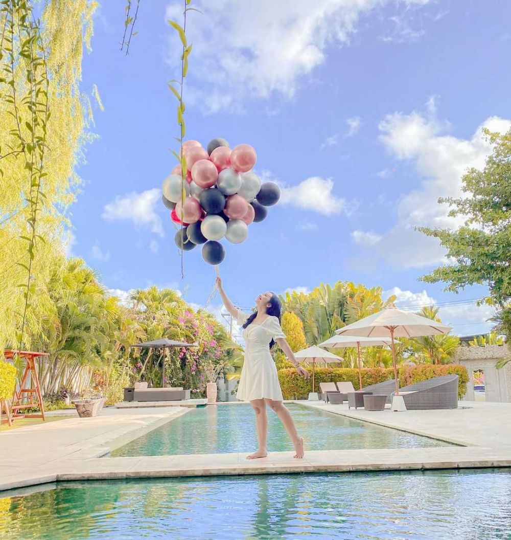 10 Rekomendasi Outfit Hangout ala Ayu Puspa, Selebgram Hits Asal Bali