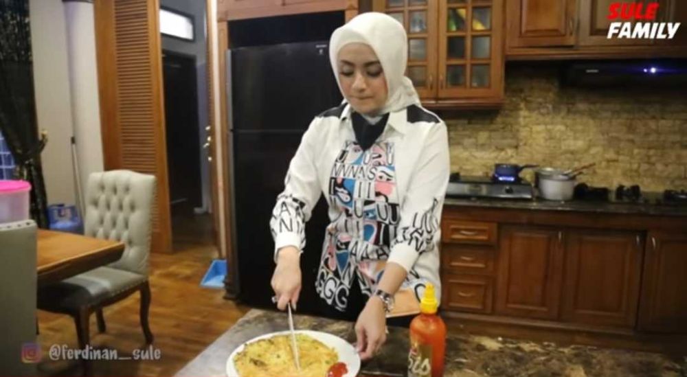 9 Potret Nathalie Holscher Setelah Dinikahi Sule, Makin Rajin di Dapur