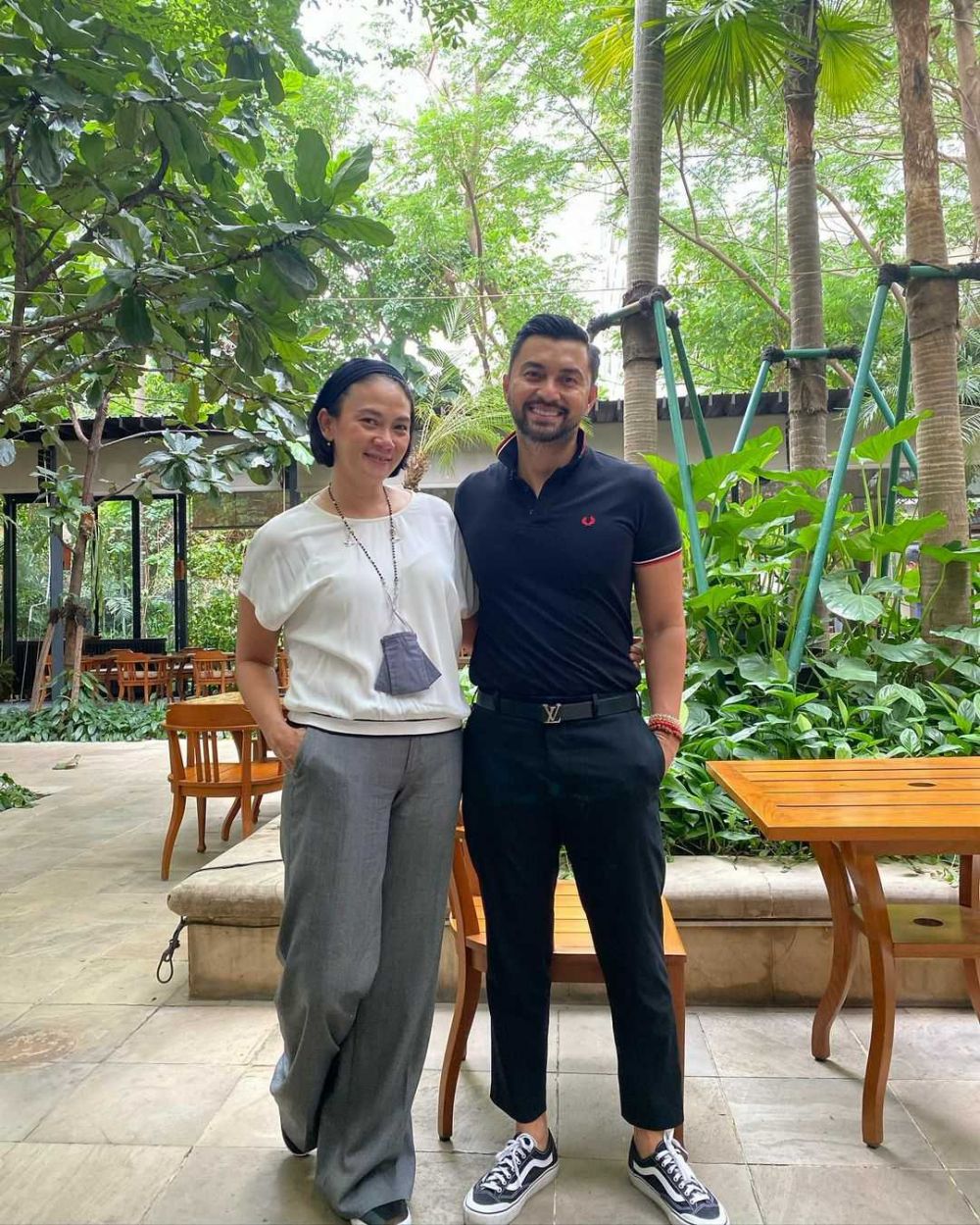 Couple Goals! 9 Potret Mesra Anjasmara & Dian Nitami 21 Tahun Menikah