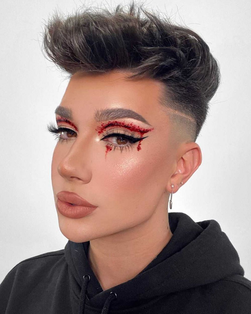 10 Karya Makeup James Charles, MUA Profesional Langganan Kylie Jenner