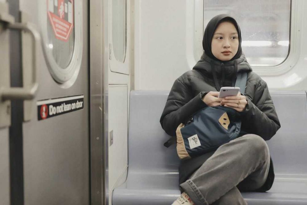 9 Inspirasi OOTD Hijab Serba Hitam, Ada Kebaya Nih