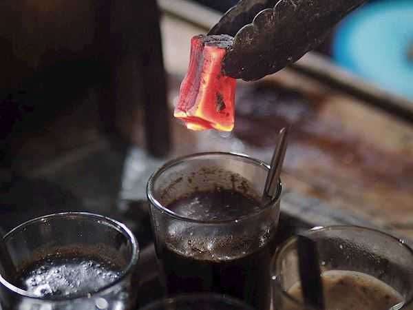 5 Rekomendasi Angkringan Kopi Joss Di Jogja, Cara Minum Kopi Yang Unik