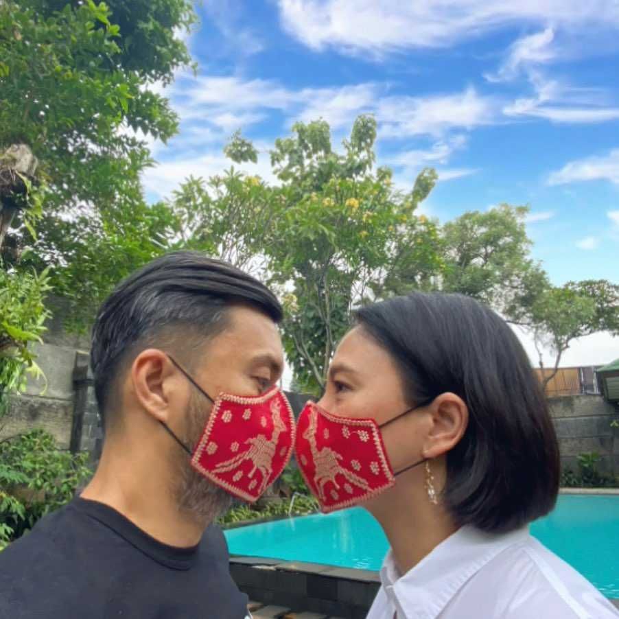 Couple Goals! 9 Potret Mesra Anjasmara & Dian Nitami 21 Tahun Menikah