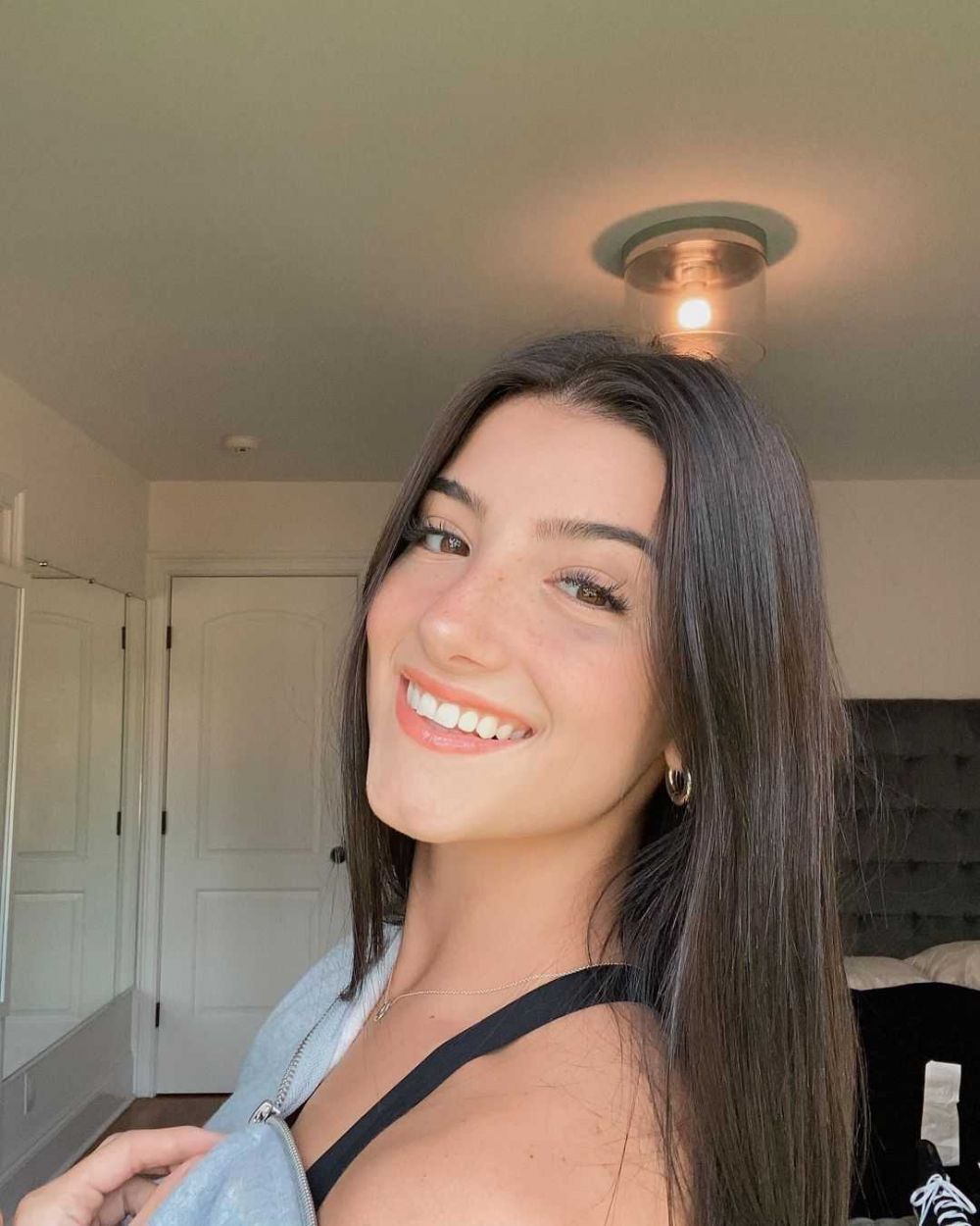 Raih 100 Juta Followers di TikTok, Ini 10 Potret Charlie D'Amelio