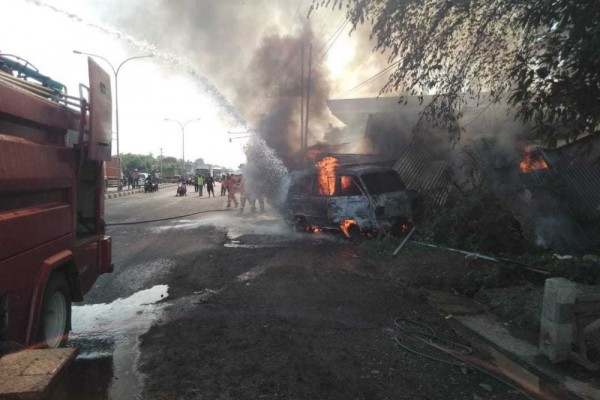 Mobil Korsleting Lalu Menabrak Warung Hingga Terbakar, Sopir Melompat